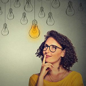 Experter tittar på lampa