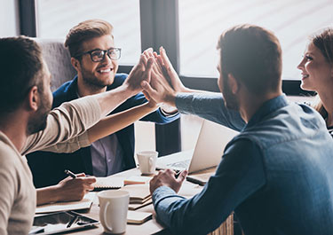 Grundare som gör high five